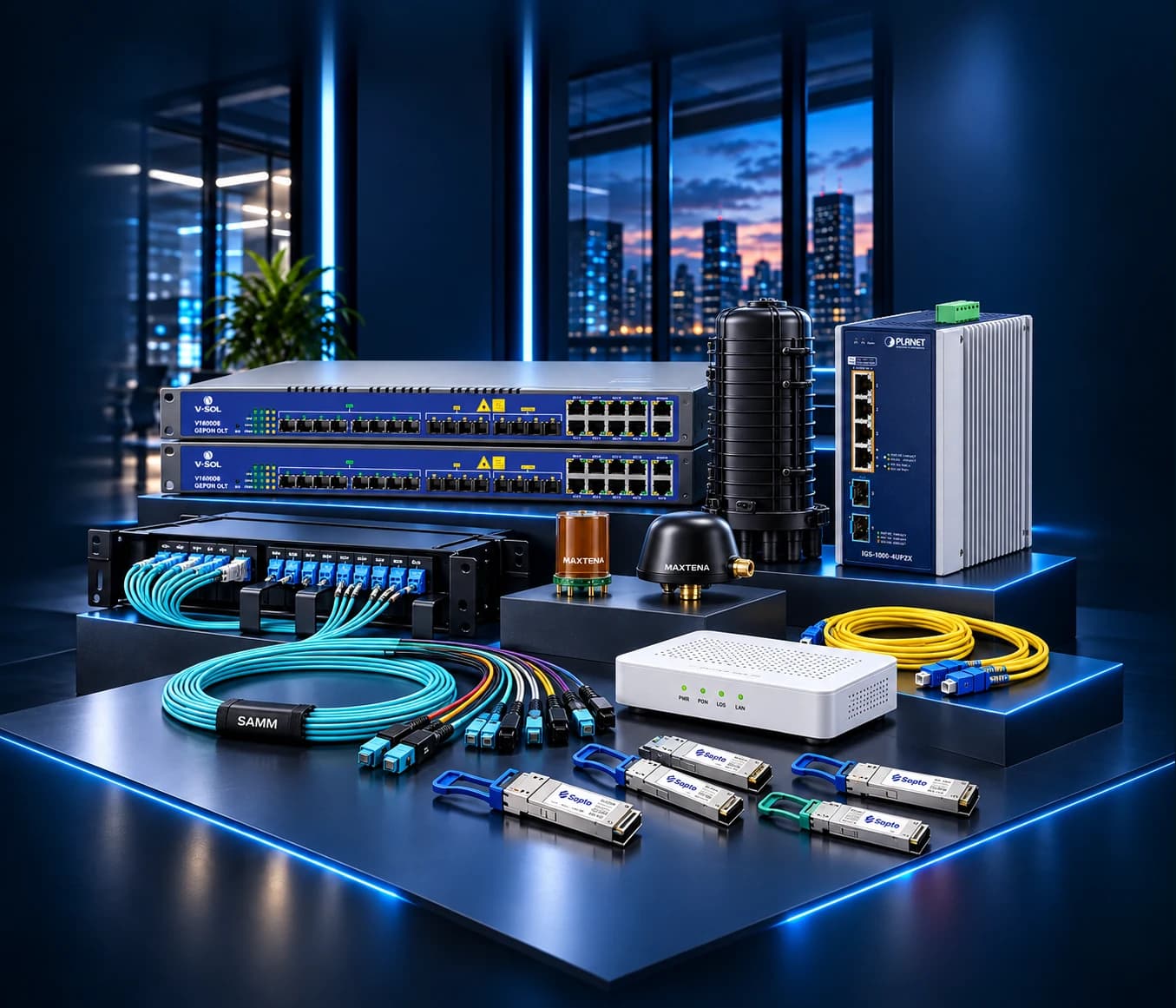 Composición de equipos de telecomunicaciones: OLT VSOL, switch industrial PLANET, antenas Maxtena, transceivers SOPTO y cableado de fibra óptica SAMM.